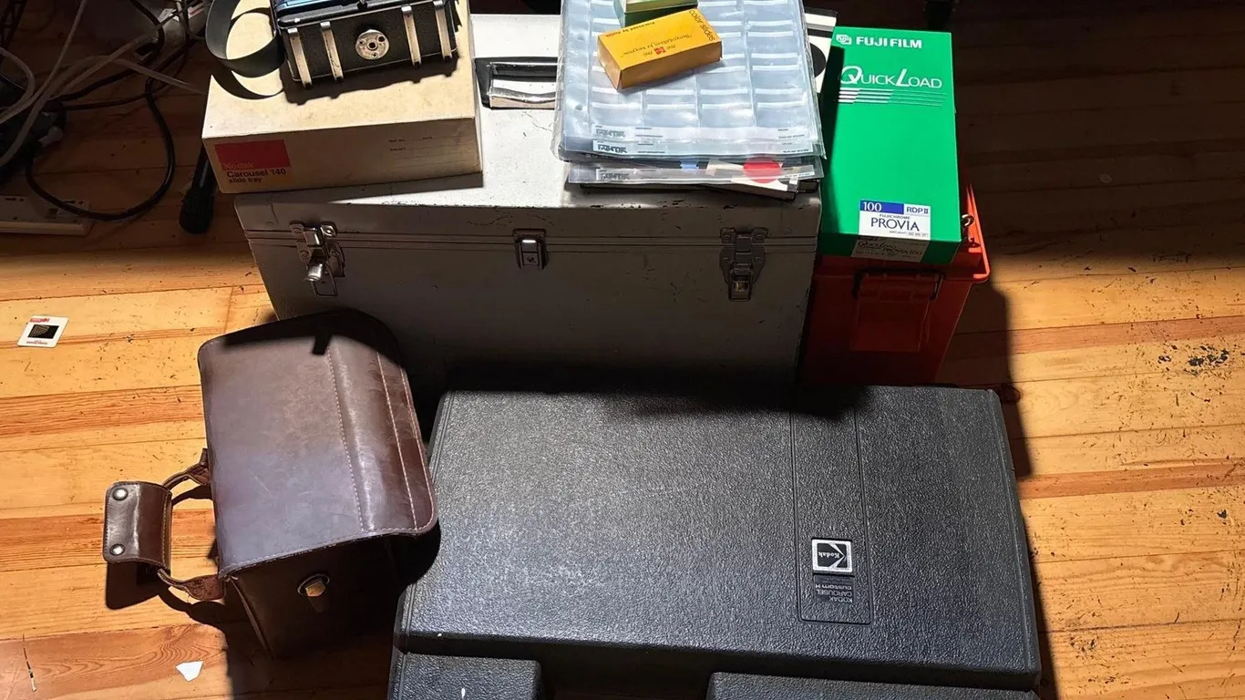 KODAK CAROUSEL SLIDE PROJECTOR & ACCESSORIES