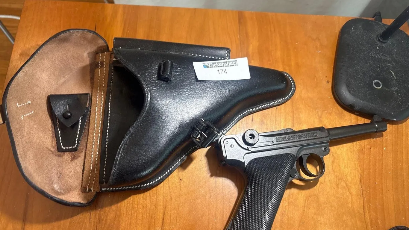 LUGER STYLE .177 CAL AIR PISTOL WITH HOLSTER