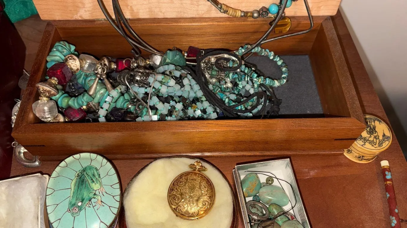 COLLECTION OF COSTUME JEWELRY, WATCHES & ACCESSORIES