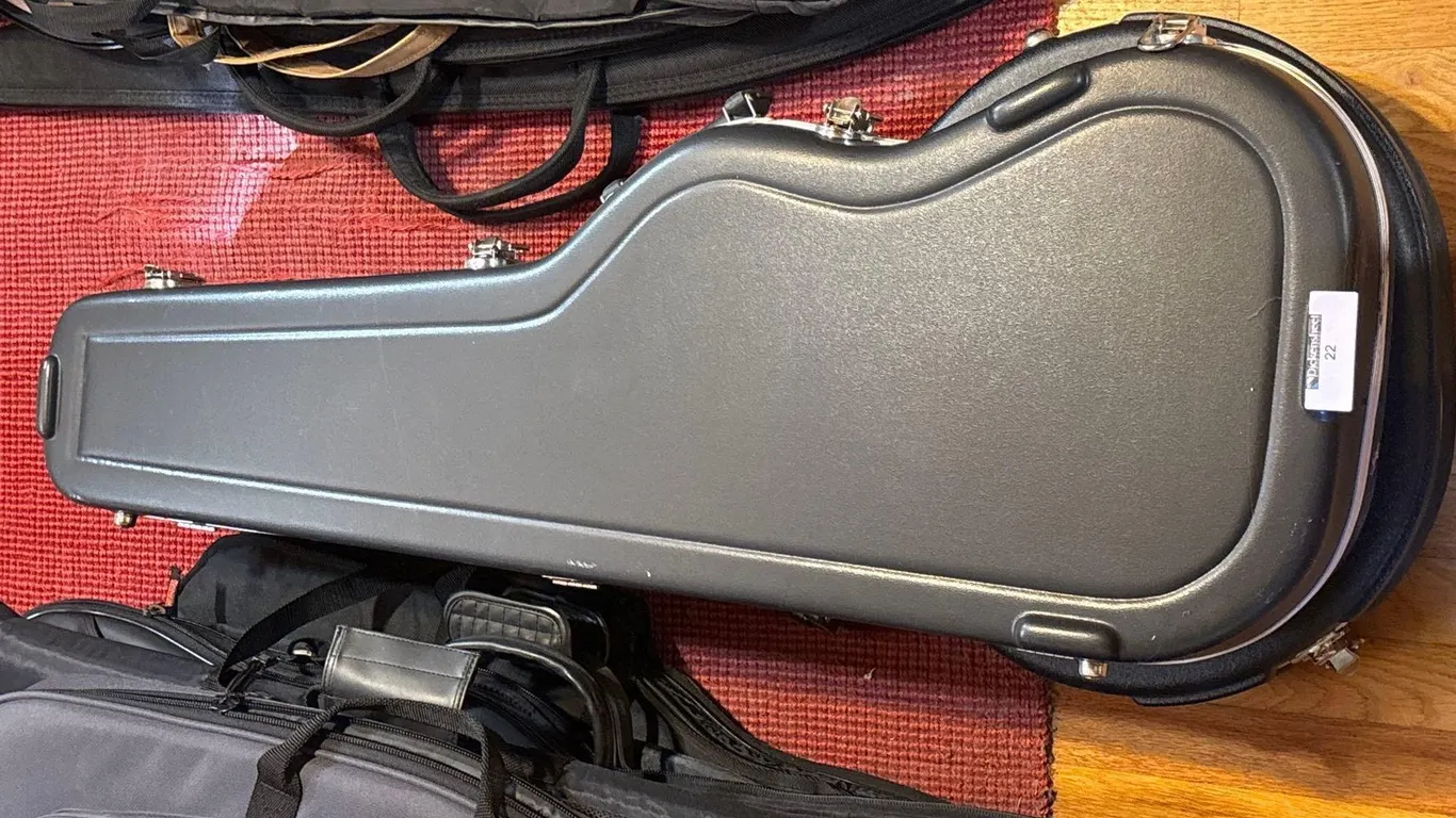 SKB HARD SHELL GUITAR CASE
