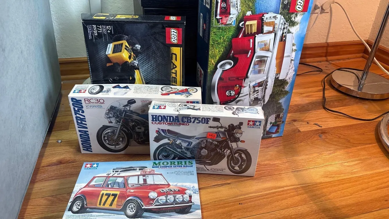 (5) LEGO SETS & TAMIYA MODEL KITS