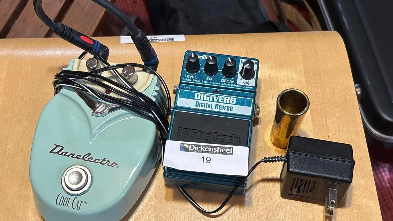GUITAR EFFECTS PEDALS WITH SLIDE AND ADAPTER