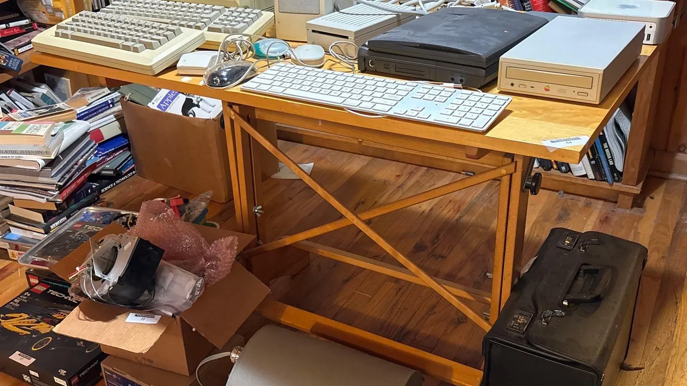 ADJUSTABLE WOOD DRAFTING TABLE