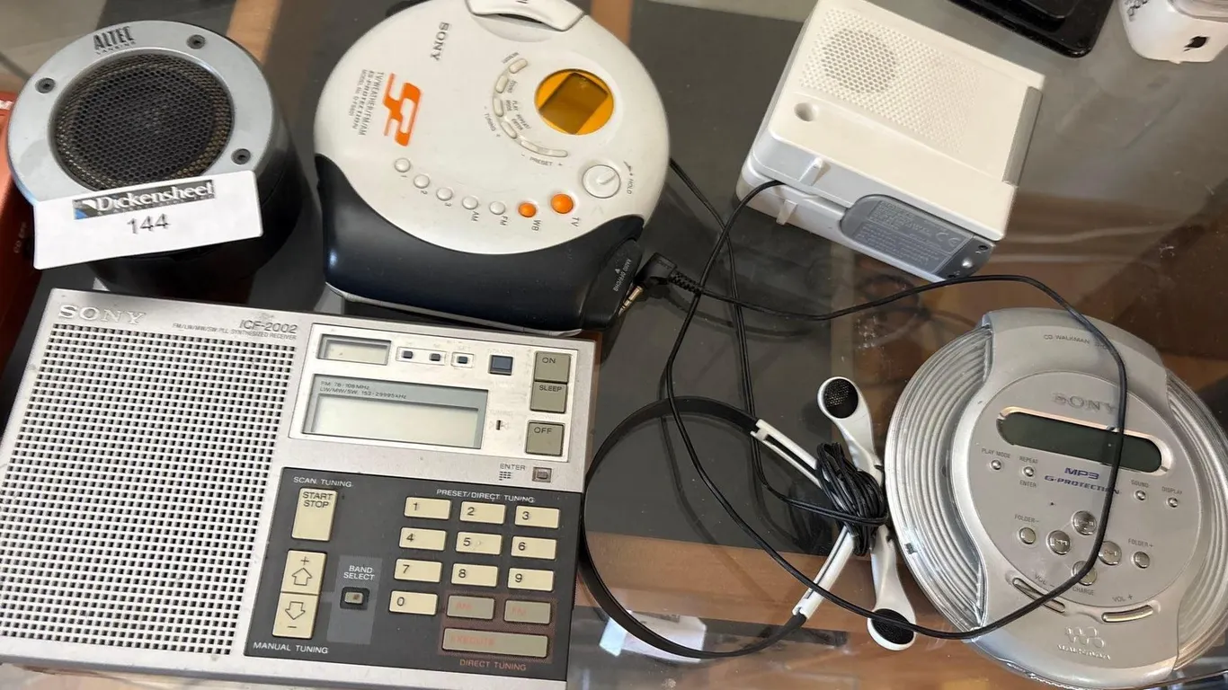 PORTABLE AUDIO EQUIPMENT LOT