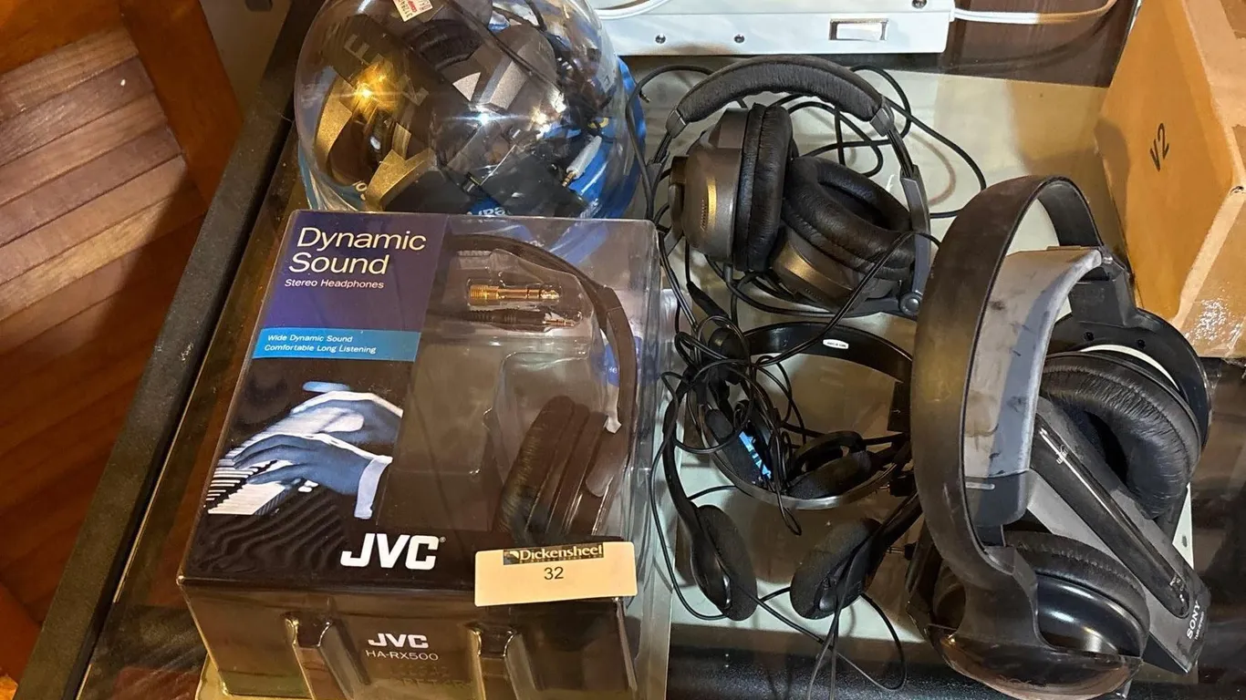 HEADPHONES WITH PLASMA BALL