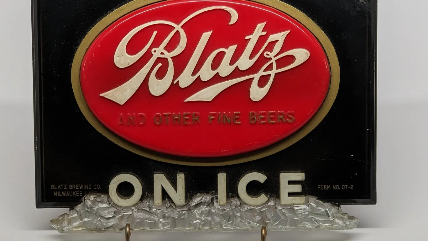 PLASTIC SIGN BLATZ AND OTHER FINE BEERS ON ICE MILWAUKEE WISCONSIN