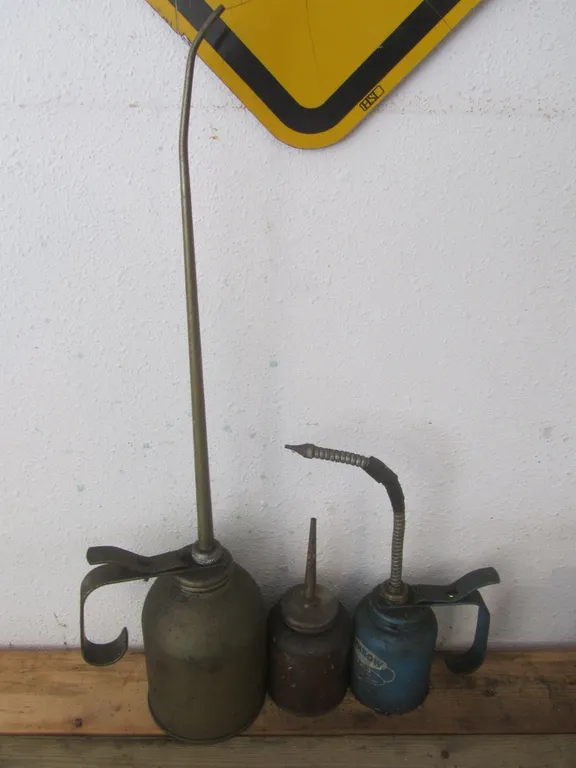 (3) Oil Cans