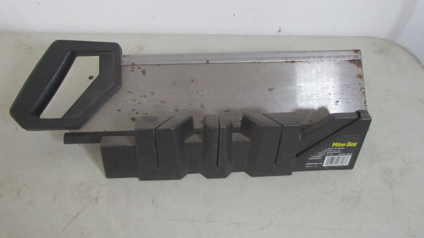 Miter Box w/Saw