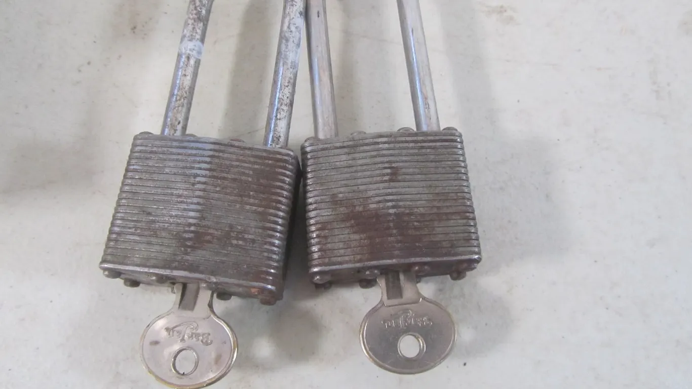 (2) 1-1/2" Padlocks w/Keys