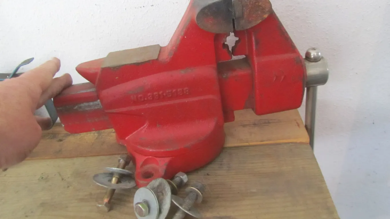 Craftsman 4" Bench Vise