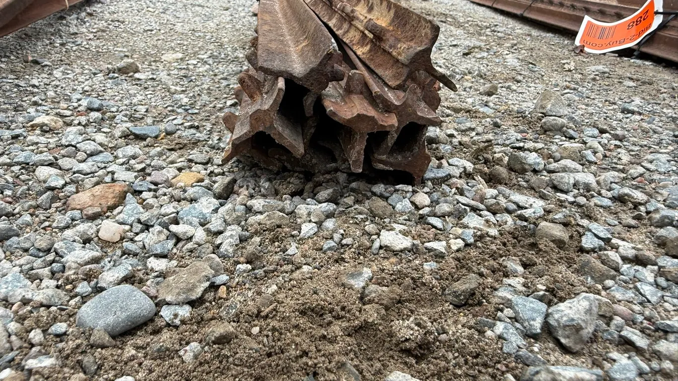 (10) 5' Metal Fence Posts