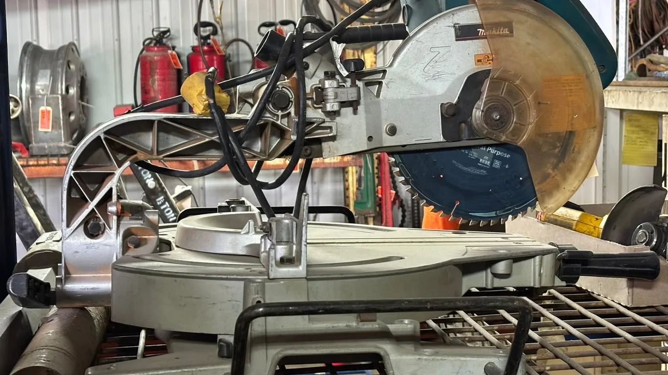 Makita 10" Dual Slide Compound Miter Saw