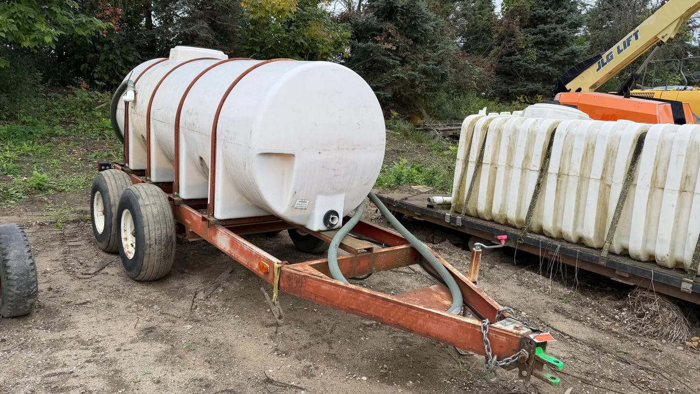 1025 Gallon Water Tank on Trailer