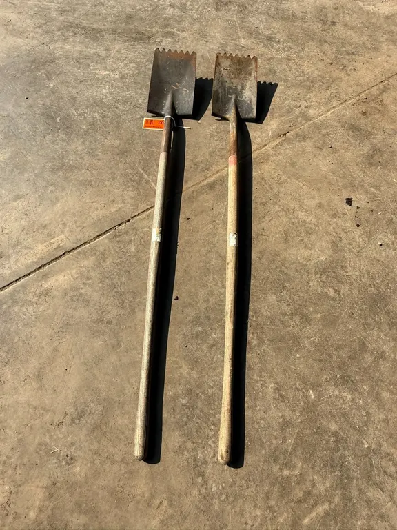 (2) Shignle Scrapper Roof Shovels