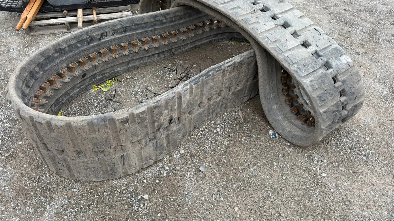 (2) Bobcat Bridgestone