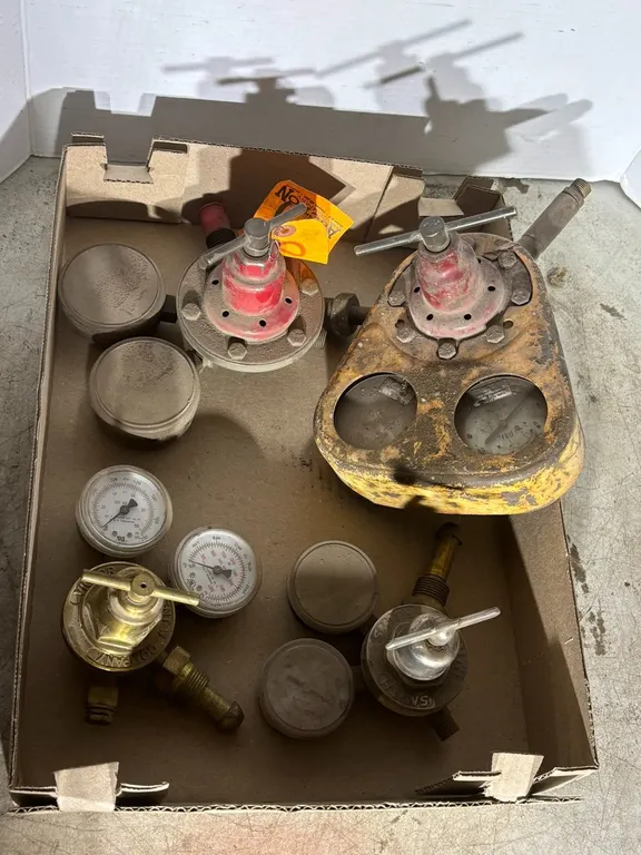 (4) Pressure Gauges