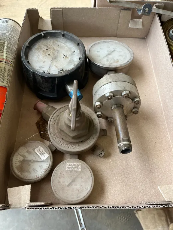 (3) Compressed Gas Regulators/ Gauges