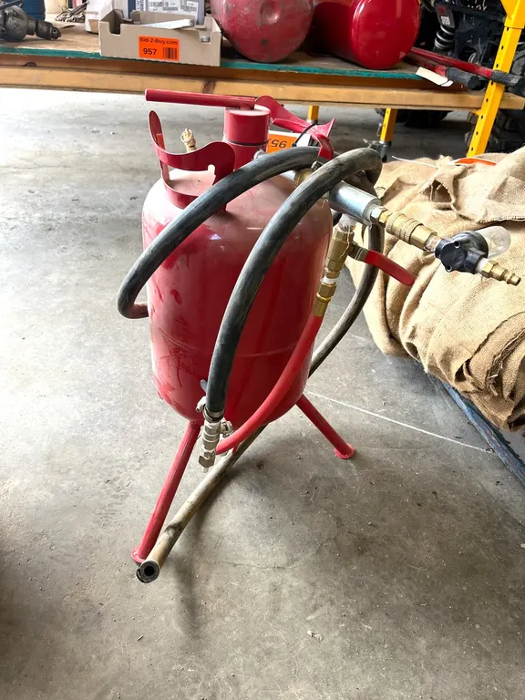 Portable Pressurized Abrasive Sandblaster