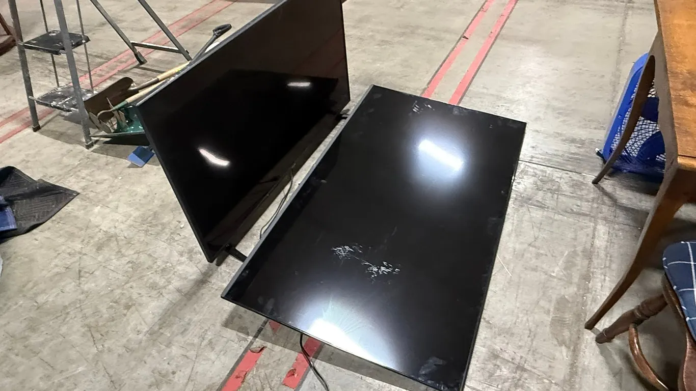(2) TVs