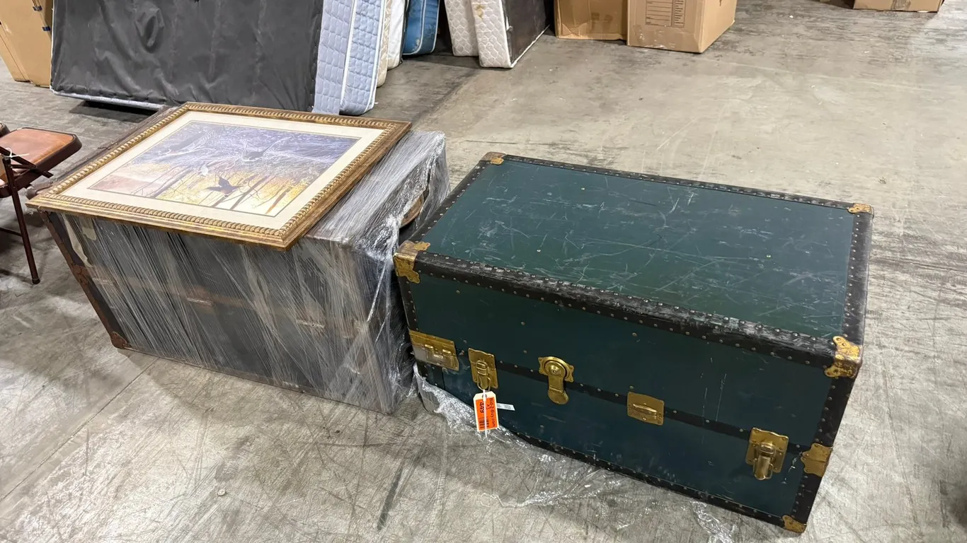 (2) Trunks and Picture