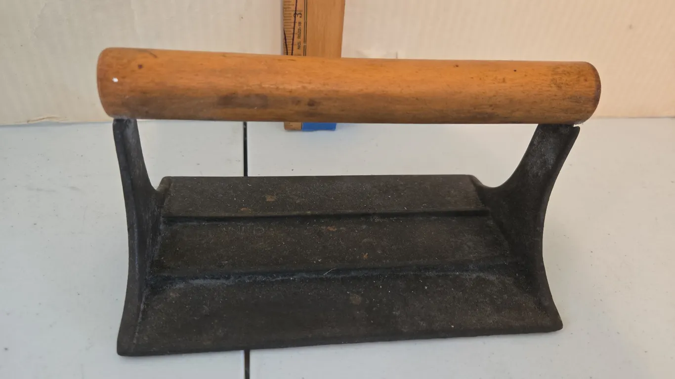 Vintage cast iron bacon press