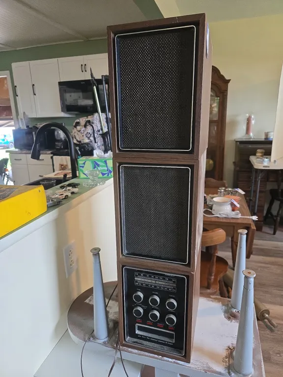 Vintage penncrest am/fm/8 track stereo with speakers