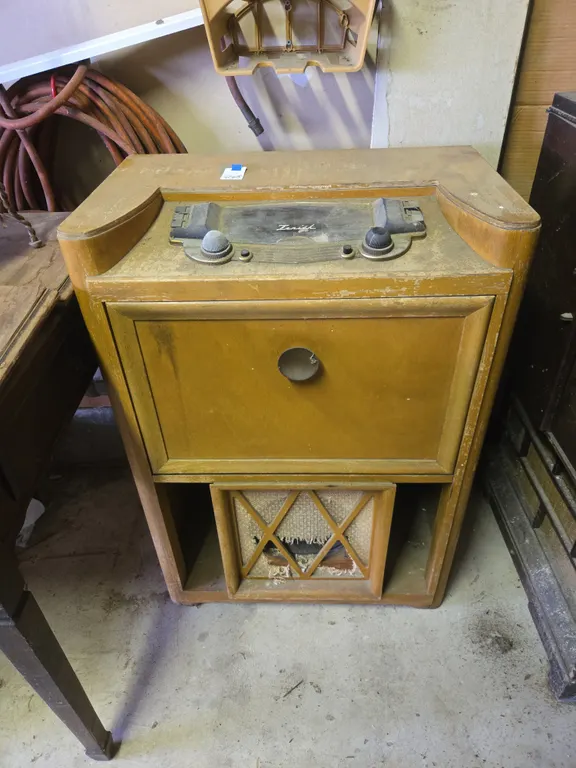 Vintage 1940s zenith radio and phonograph combination