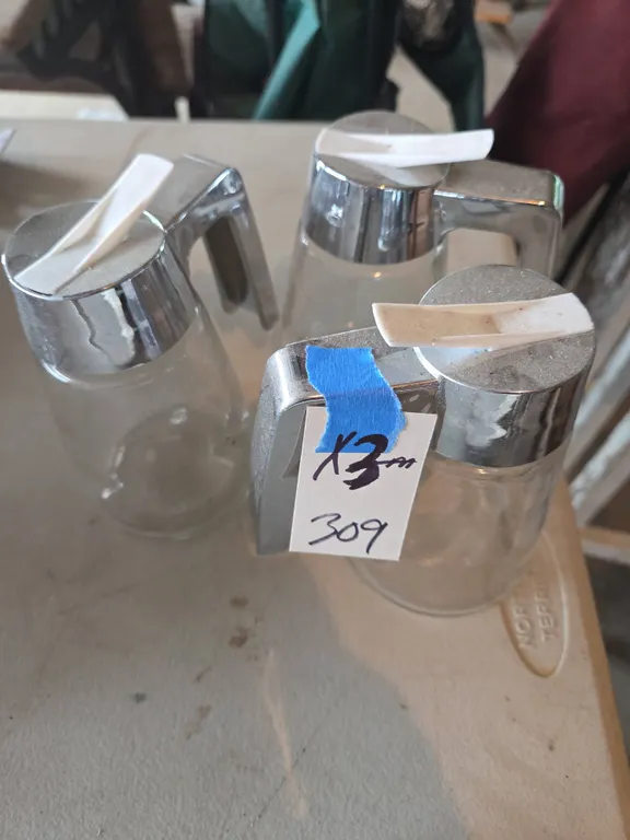 Restaurant style syrup dispensers