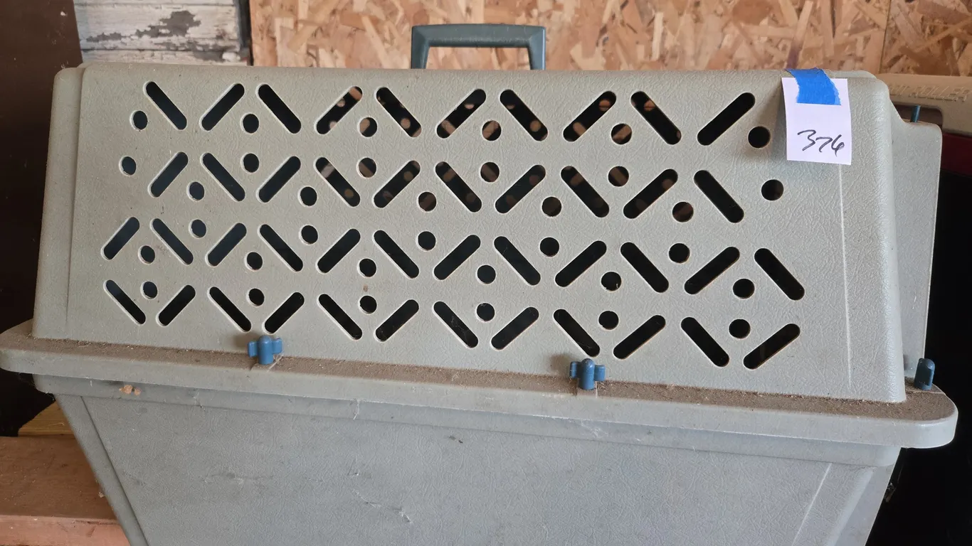 Plastic pet carrying tote