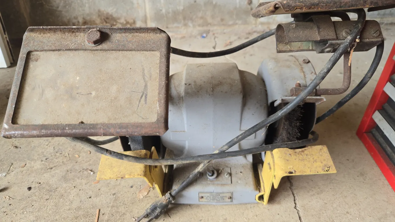 Tabletop dual wheeled bench grinder