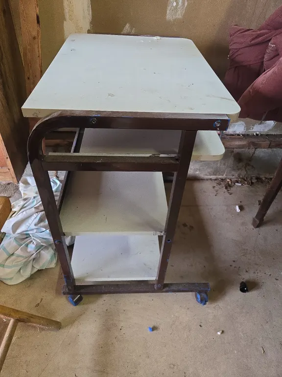 Rolling computer table