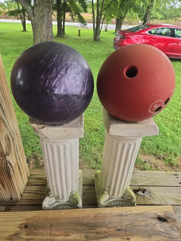 2 Concrete piller lawn ornaments