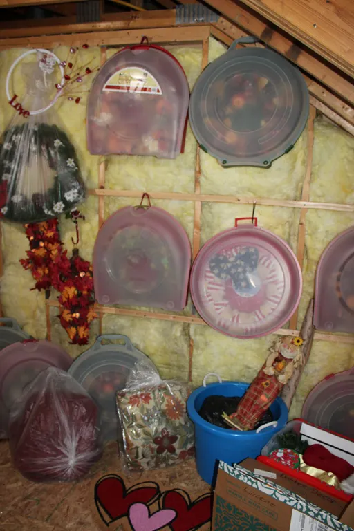 Holiday Décor & Storage