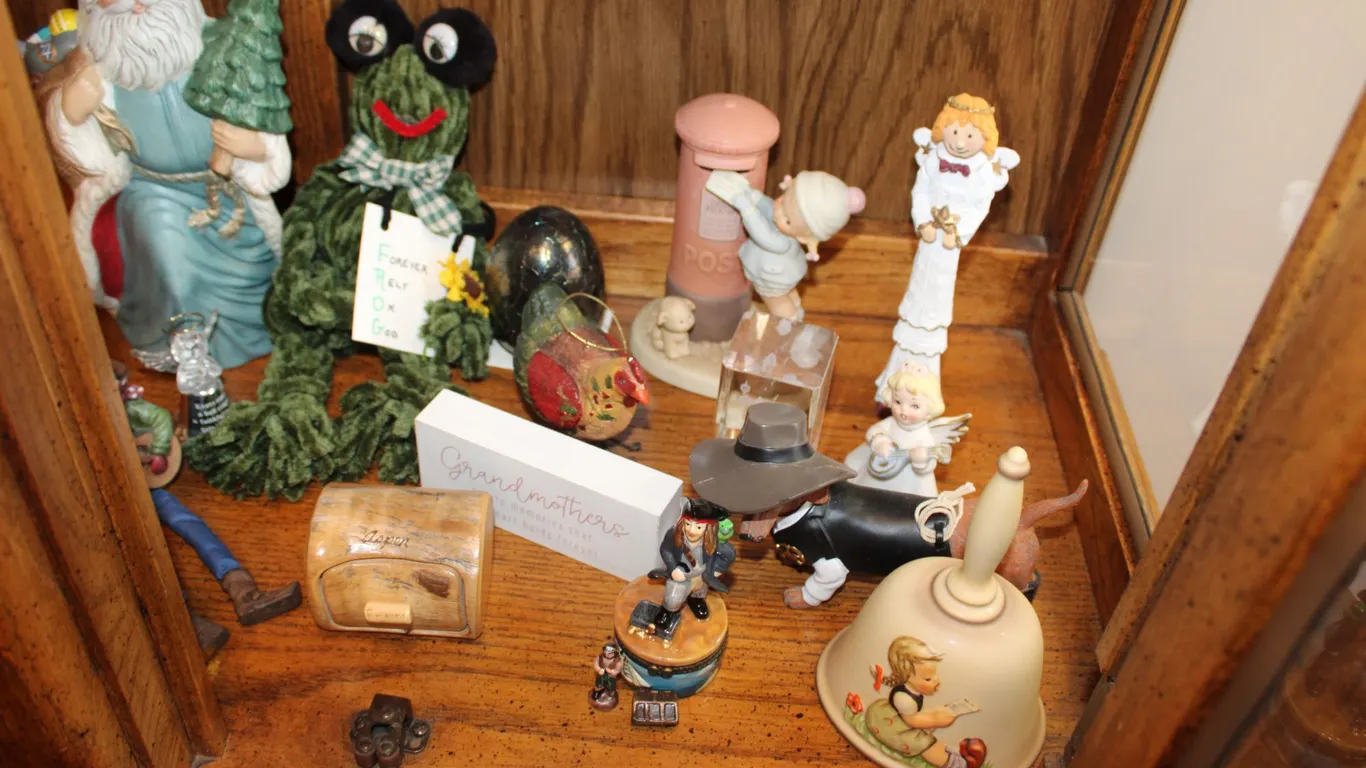 Santa Claus, Angel Figurines & Collectible Décor