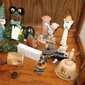 Santa Claus, Angel Figurines & Collectible Décor