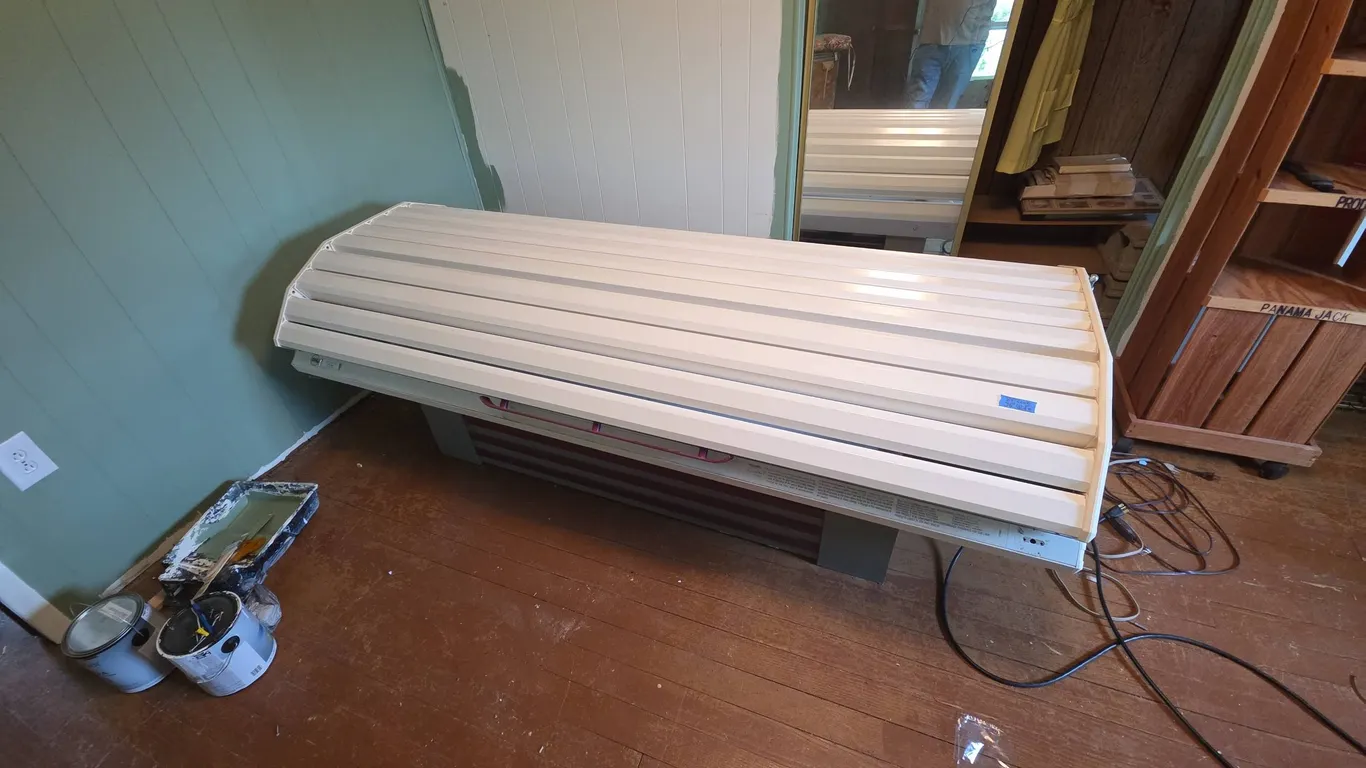Wolf systems 24 bulb tanning bed