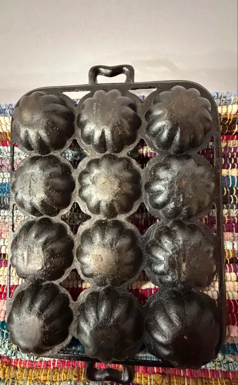 12-Cup Cast Iron Gem Cake/Muffin Pan
