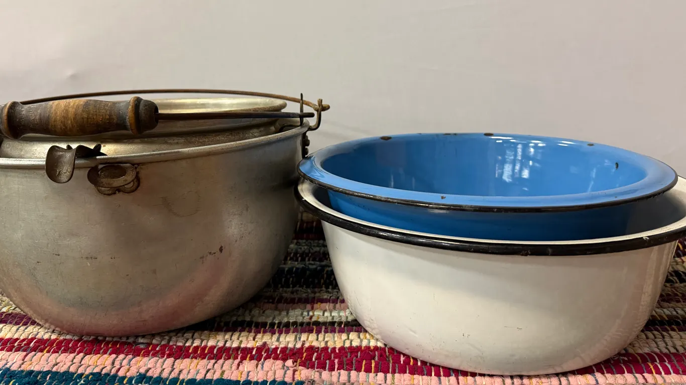 Vintage Pots & Pans: 2 Aluminum & 2 Enamelware