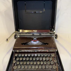 Vintage typewriter - ROYAL deluxe in case