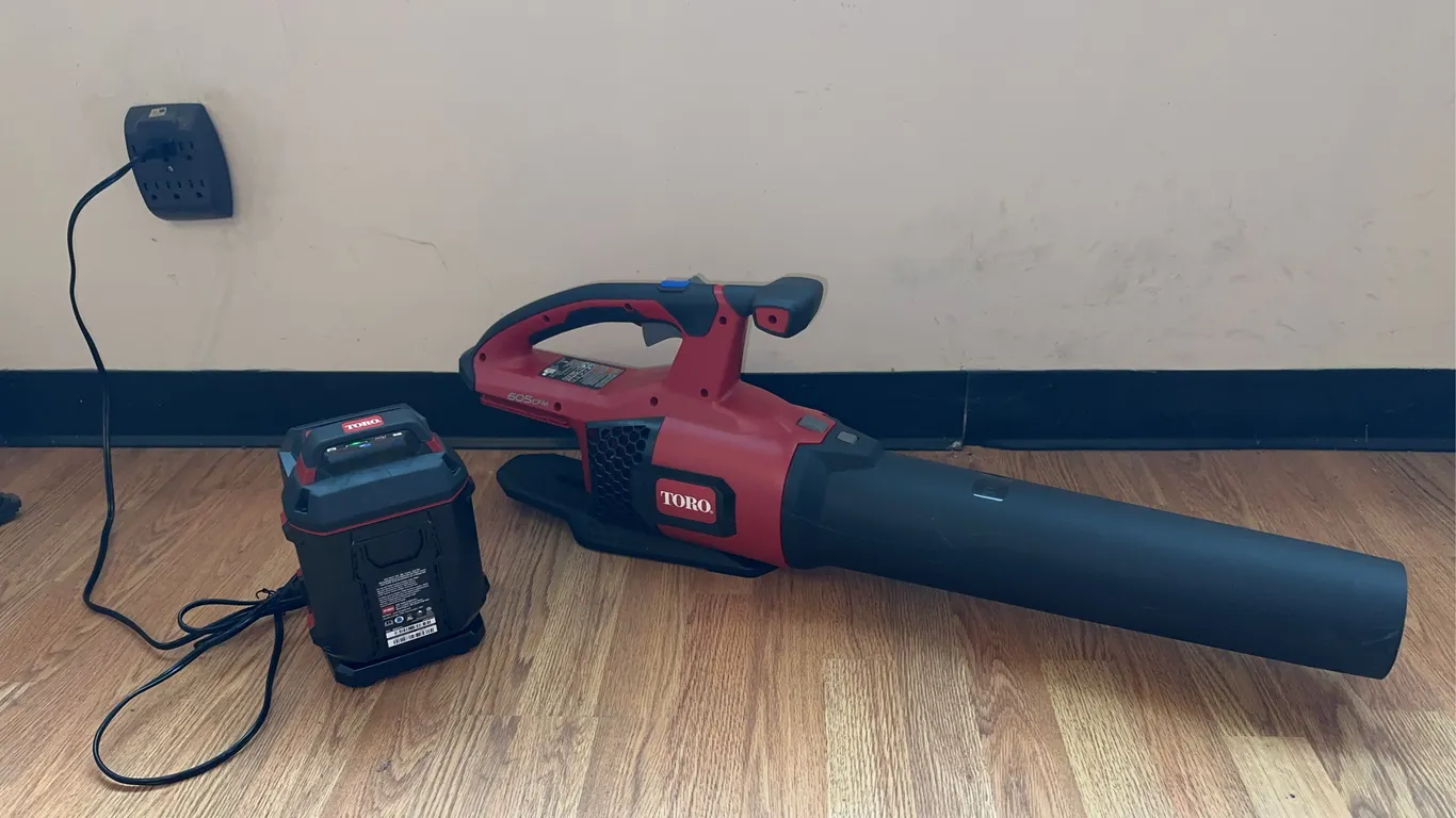 TORO rechargeable blower w battery + charging station - works!