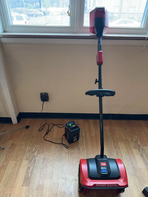 TORO rechargeable battery Power Shovel w power station + battery - works!