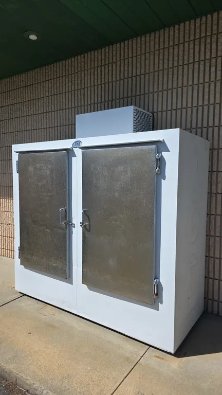 Leer L060UASX self-contained 2-door outdoor ice merchandiser. Features top-mount refrigeration unit, dual embossed metal swing doors with padlock hasp