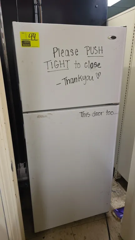2013 Amana A4TCNWFBW01 top-freezer refrigerator. Features top-mount freezer compartment, adjustable wire shelving, and in-door storage bins. White fin