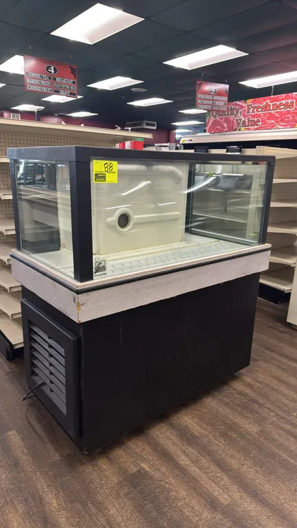 MarineLand self-contained portable refrigerated lobster tank. Features four-sided glass display tank, CBW-1 Commercial BIO-Wheel filtration system, in