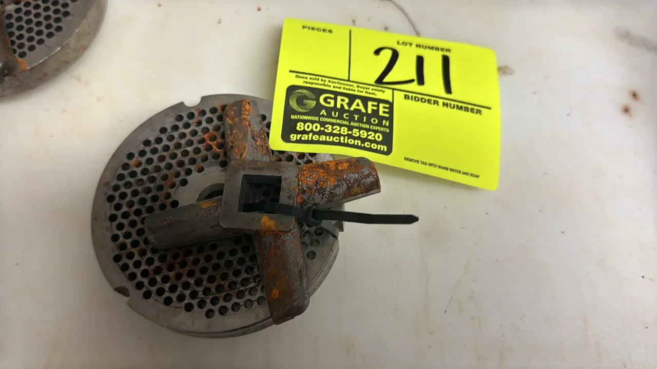 Stainless steel mixer/grinder plates with star blade. Includes perforated grinder plates and a 4-wing star knife blade. 4" Dia. Note: Items show rust.