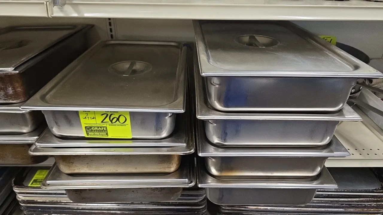 Full-size stainless steel insert pans. Constructed of stainless steel with anti-jam corners. Includes matching stainless steel recessed-handle lids.