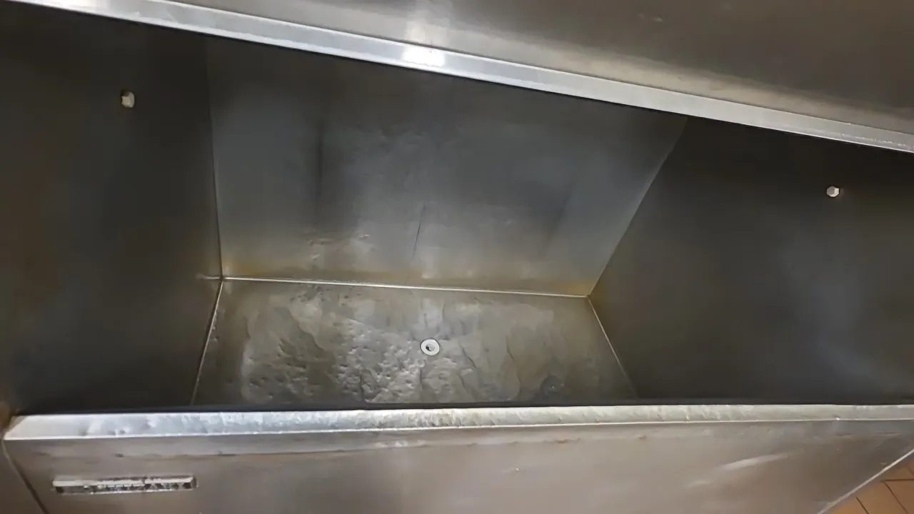 Hoshizaki F-1000MAB modular ice maker with stainless steel ice storage bin. Includes URC-6A remote condenser unit. Dimensions: 44" x 72". Electrical: