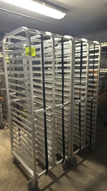 Full-size aluminum double platter racks. Features dual-bay angle runner slides and adjustable nylon retention straps. Mounted on swivel casters.