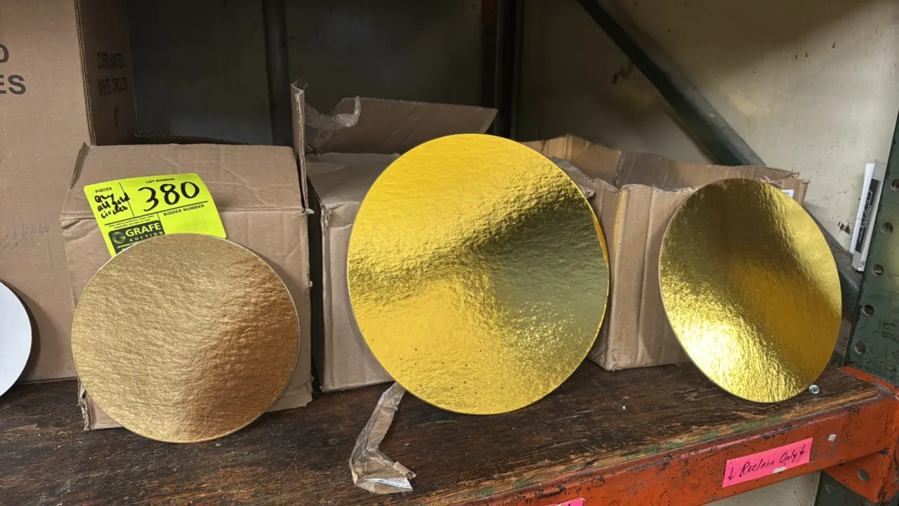 Bulk lot of gold corrugated cake circles. Features gold foil laminated surface and corrugated construction. Includes 8", 10", and 12" diameter circles