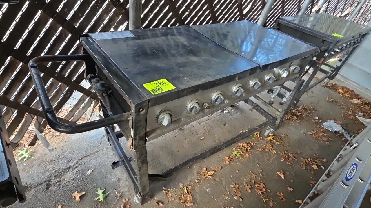 Member's Mark GR2039201-MM-00 portable 8-burner propane grill. Features stainless steel control panel, wire cooking grates, dual folding side shelves/